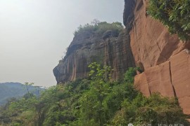 丹霞秘境与客家围屋的穿越之旅